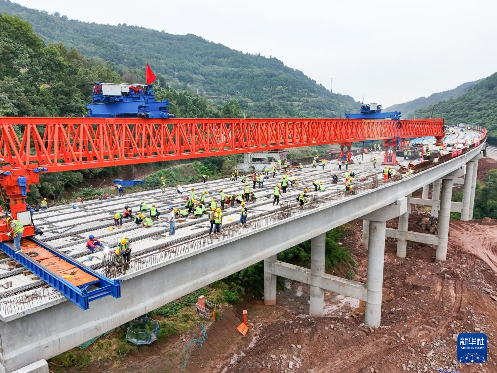 成南高速扩容工程路基8标完成右幅架梁