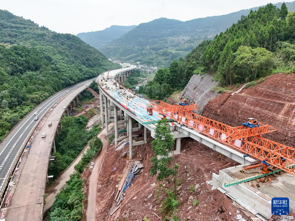 成南高速扩容工程路基8标完成右幅架梁