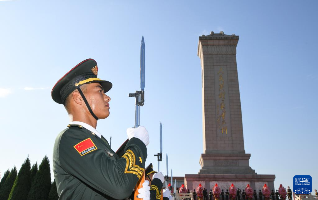 烈士纪念日向人民英雄敬献花篮仪式在京隆重举行