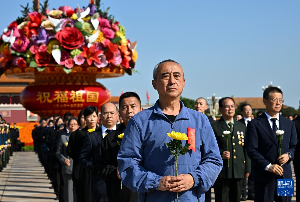 烈士纪念日向人民英雄敬献花篮仪式在京隆重举行
