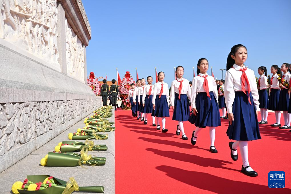 烈士纪念日向人民英雄敬献花篮仪式在京隆重举行