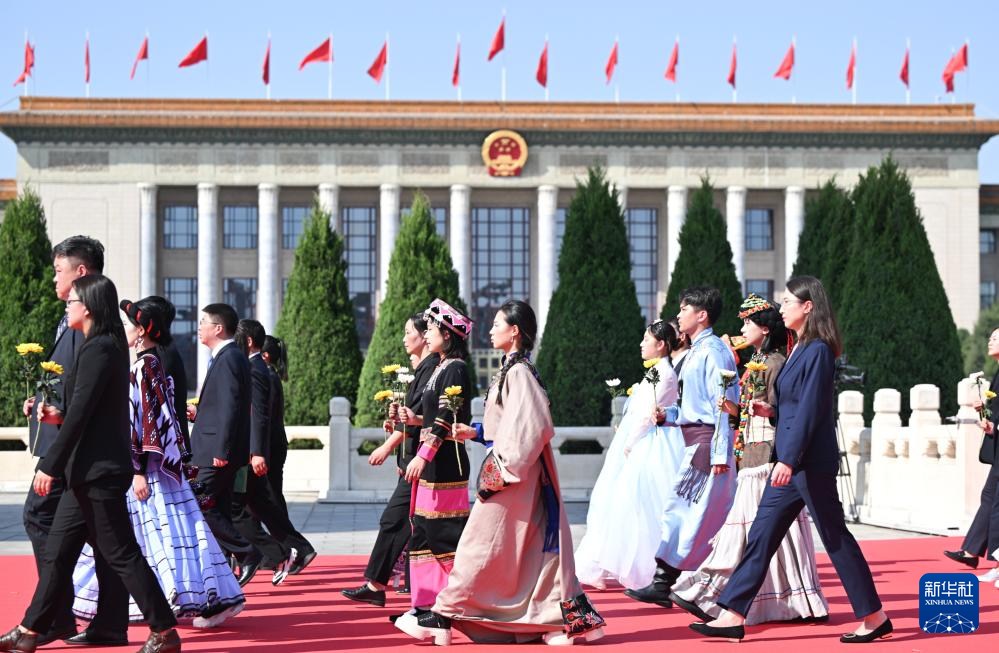 烈士纪念日向人民英雄敬献花篮仪式在京隆重举行