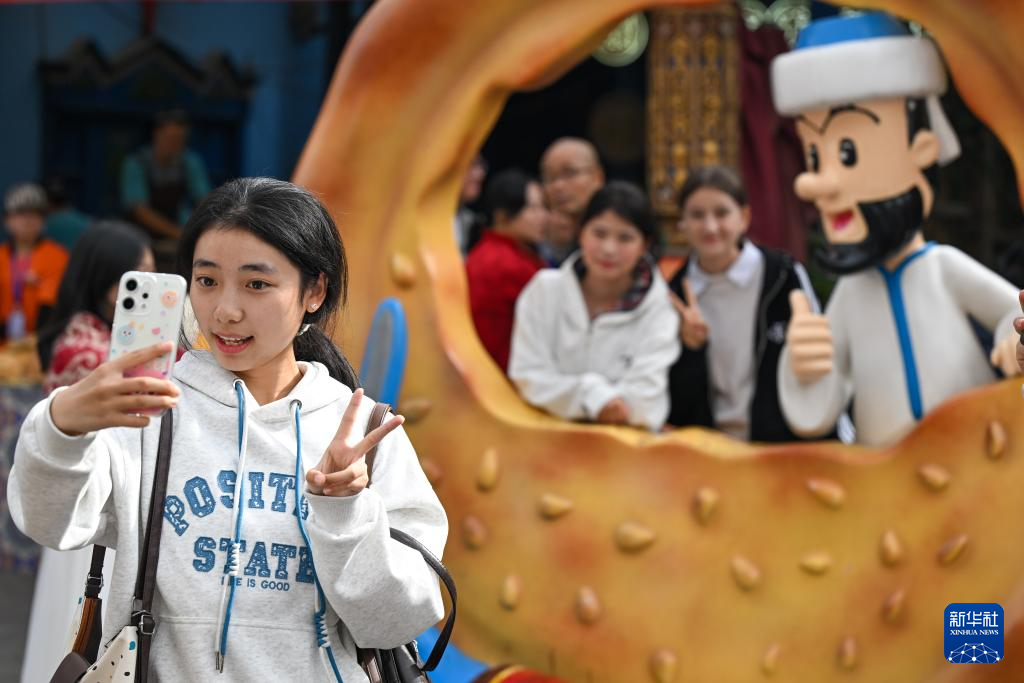 新疆国际大巴扎游人如织