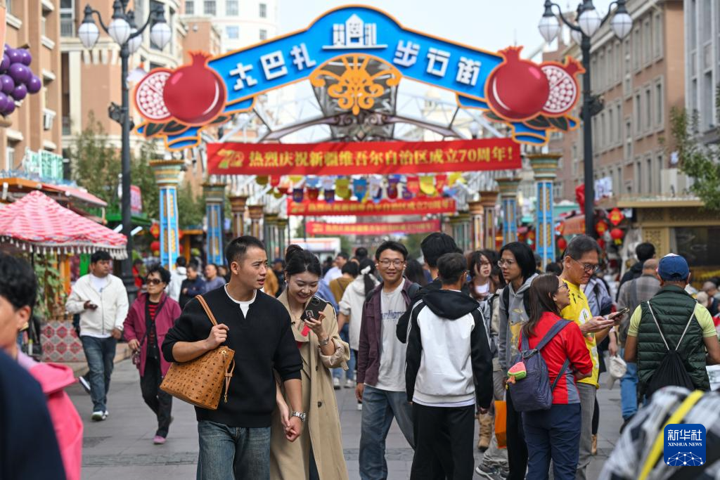 新疆国际大巴扎游人如织
