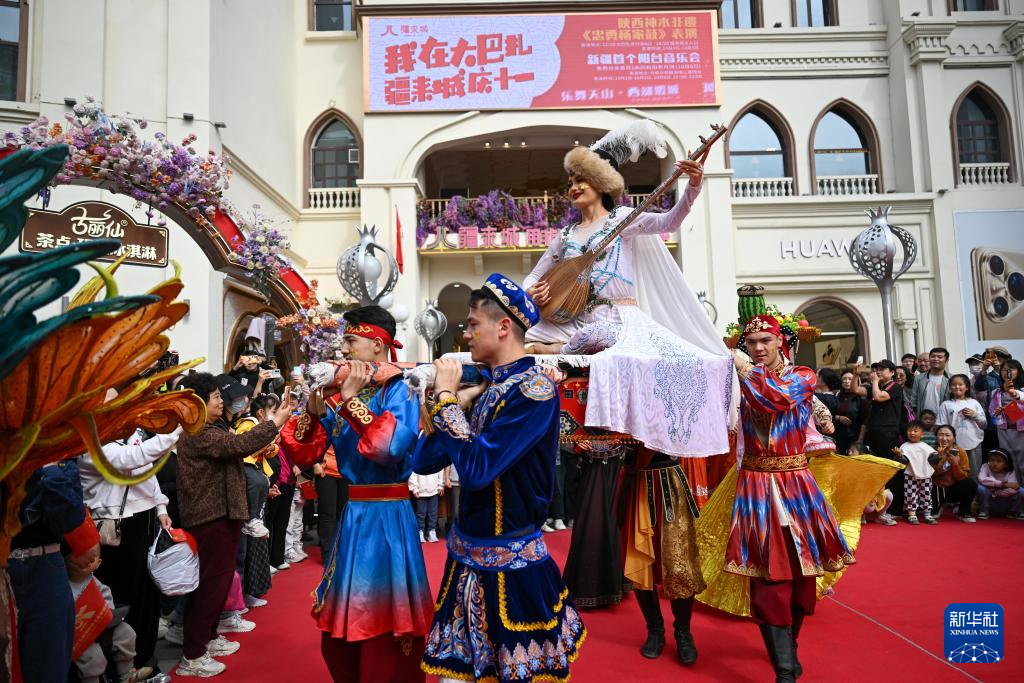 新疆国际大巴扎游人如织