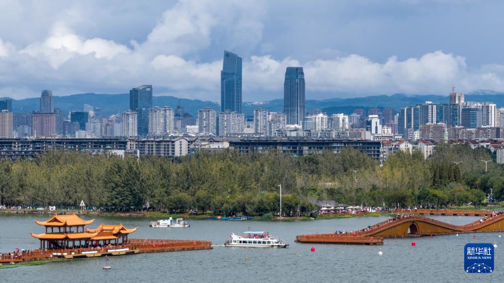 昆明：东风坝开合浮桥正式对市民开放