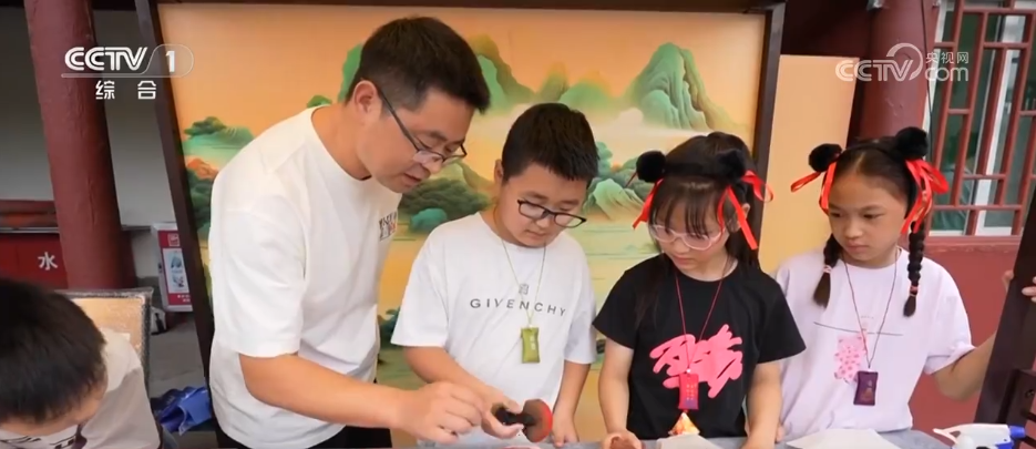 “传统文化+沉浸体验”点燃假日热情 多元化文旅场景激发消费热潮