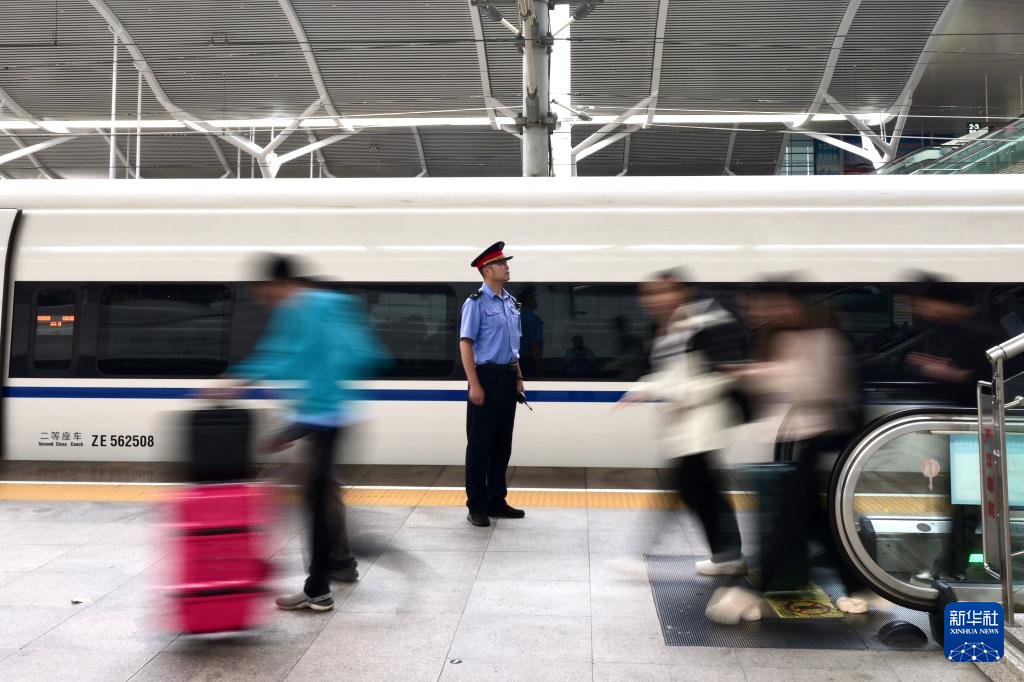 坚守岗位 为了万家团圆