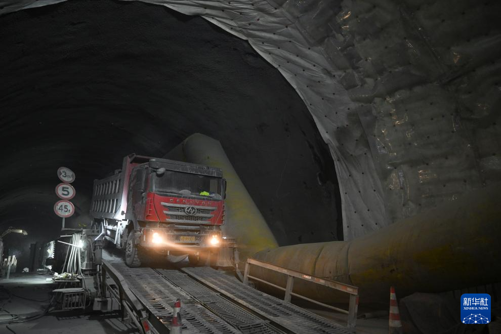 筑路天山中