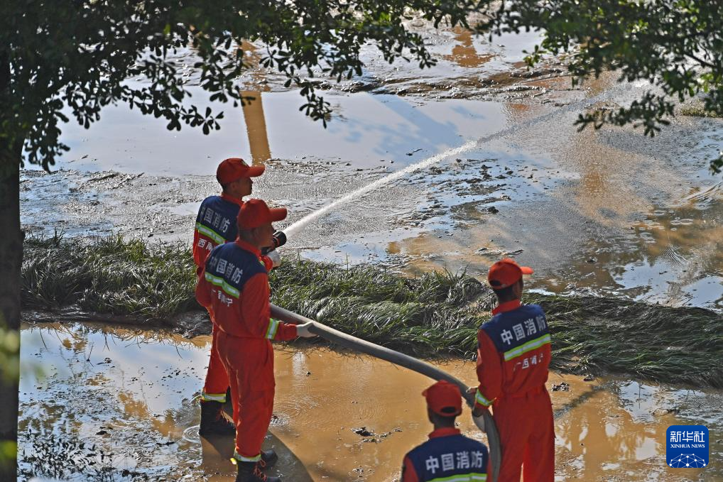 广西南宁：洪水渐退清淤忙