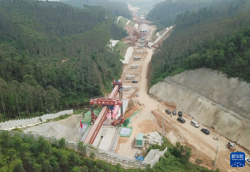 深南高铁珠三角枢纽机场至省界段开始架梁