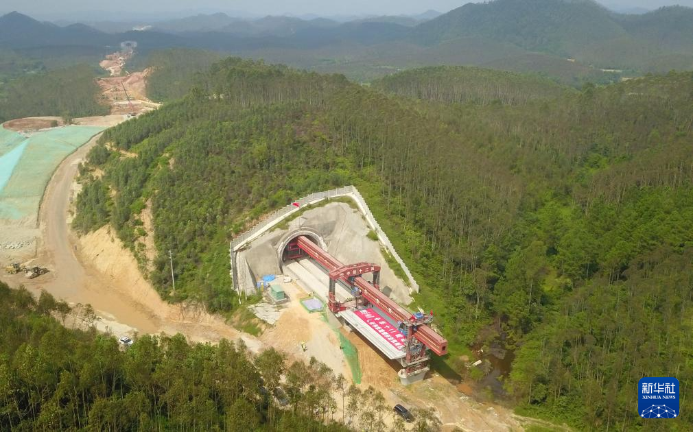 深南高铁珠三角枢纽机场至省界段开始架梁