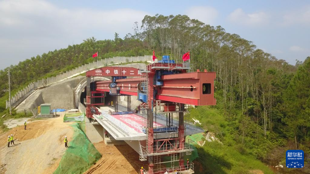 深南高铁珠三角枢纽机场至省界段开始架梁