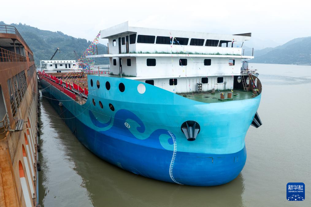 万吨级纯电动散货船在湖北宜昌下水舾装