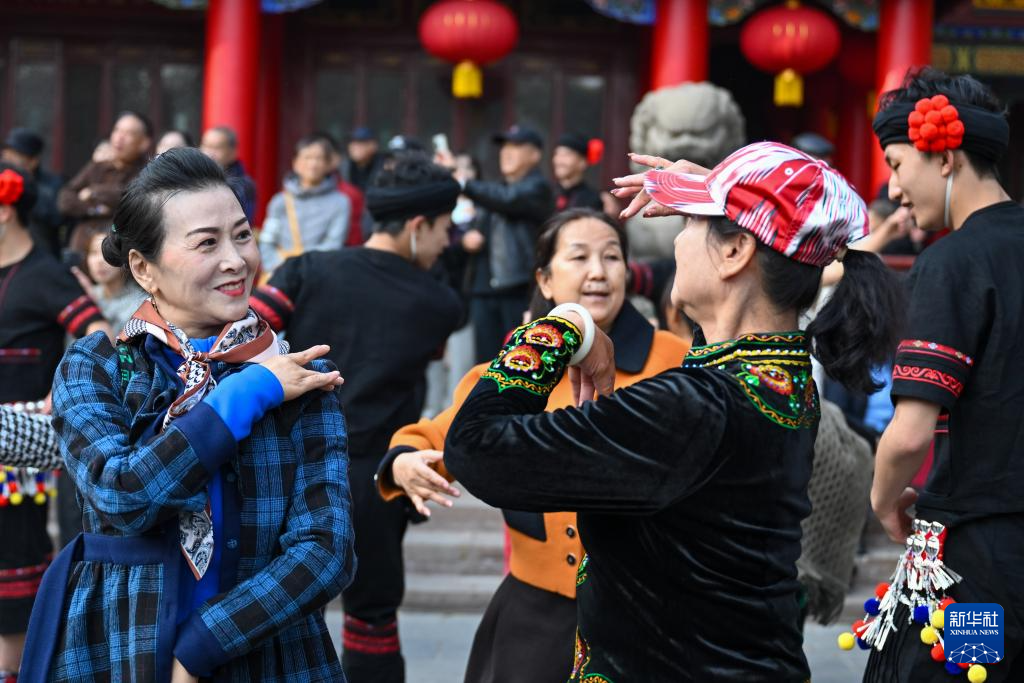 民族舞蹈添活力 乌鲁木齐快闪互动乐不停