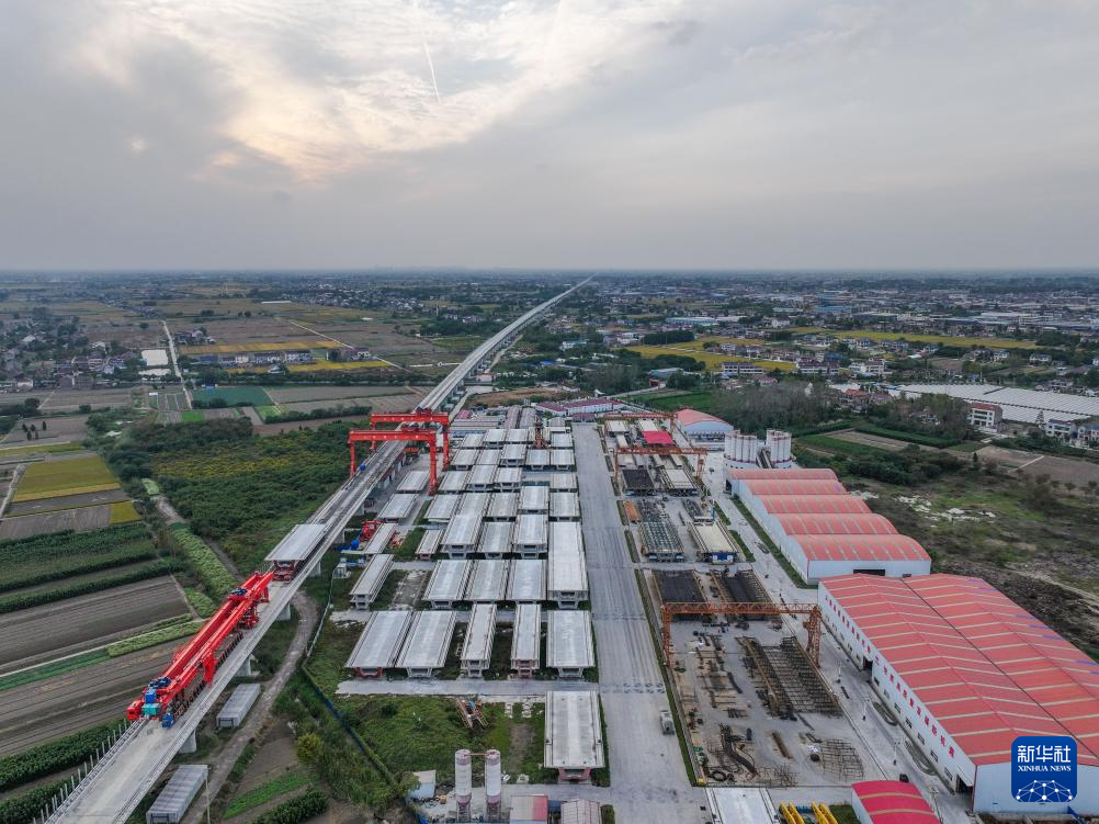 沪渝蓉高铁沪宁段箱梁预制忙