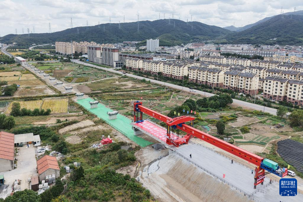 浙江:甬舟铁路首榀箱梁成功架设