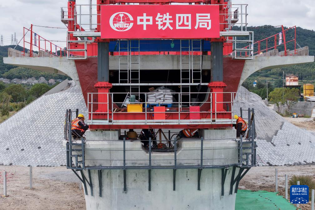 浙江:甬舟铁路首榀箱梁成功架设