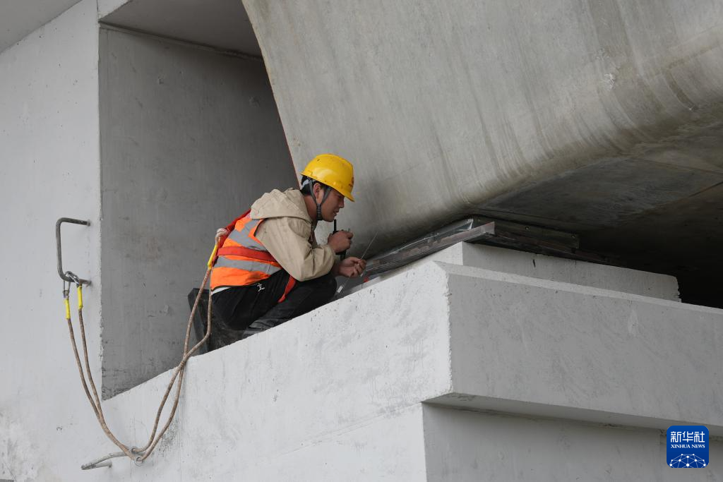 浙江:甬舟铁路首榀箱梁成功架设