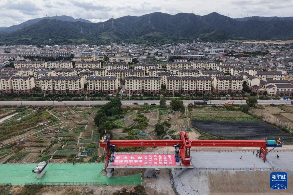 浙江:甬舟铁路首榀箱梁成功架设