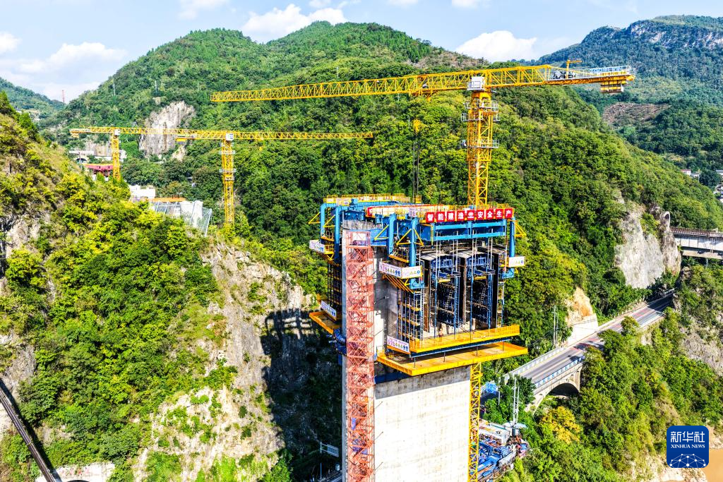 “钢铁巨人”助力西渝高铁桥梁智能化建设