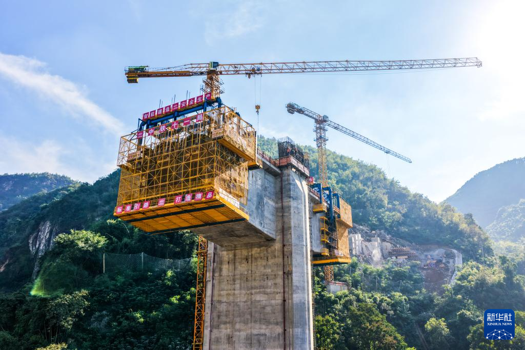 “钢铁巨人”助力西渝高铁桥梁智能化建设