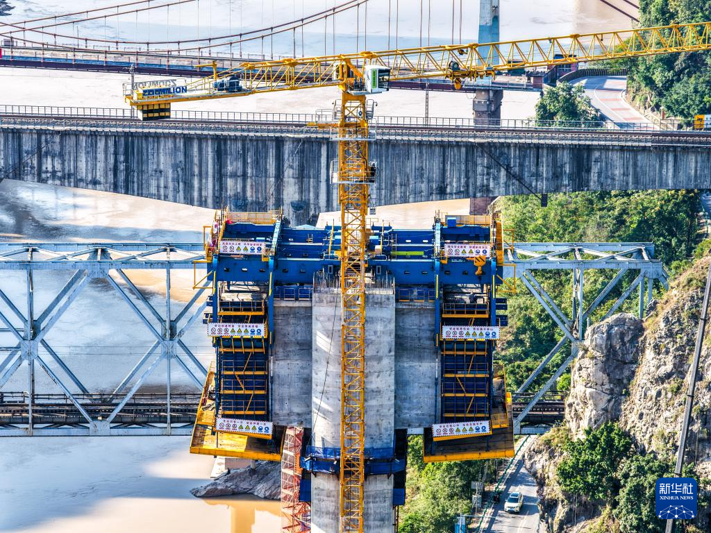 “钢铁巨人”助力西渝高铁桥梁智能化建设