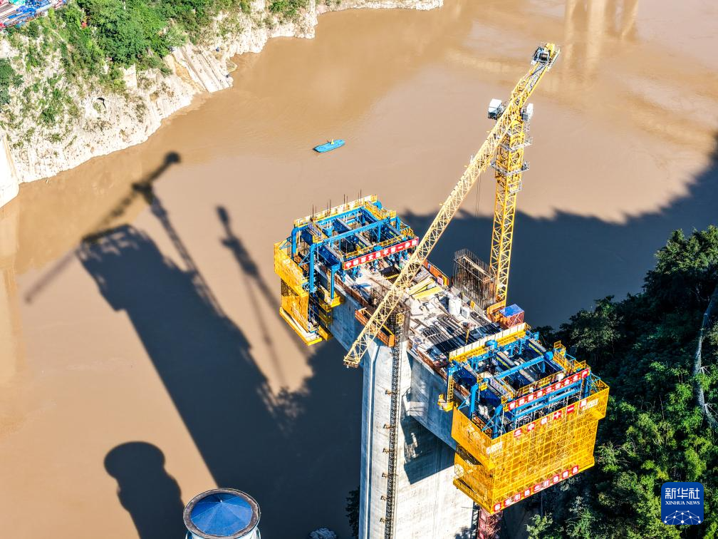 “钢铁巨人”助力西渝高铁桥梁智能化建设