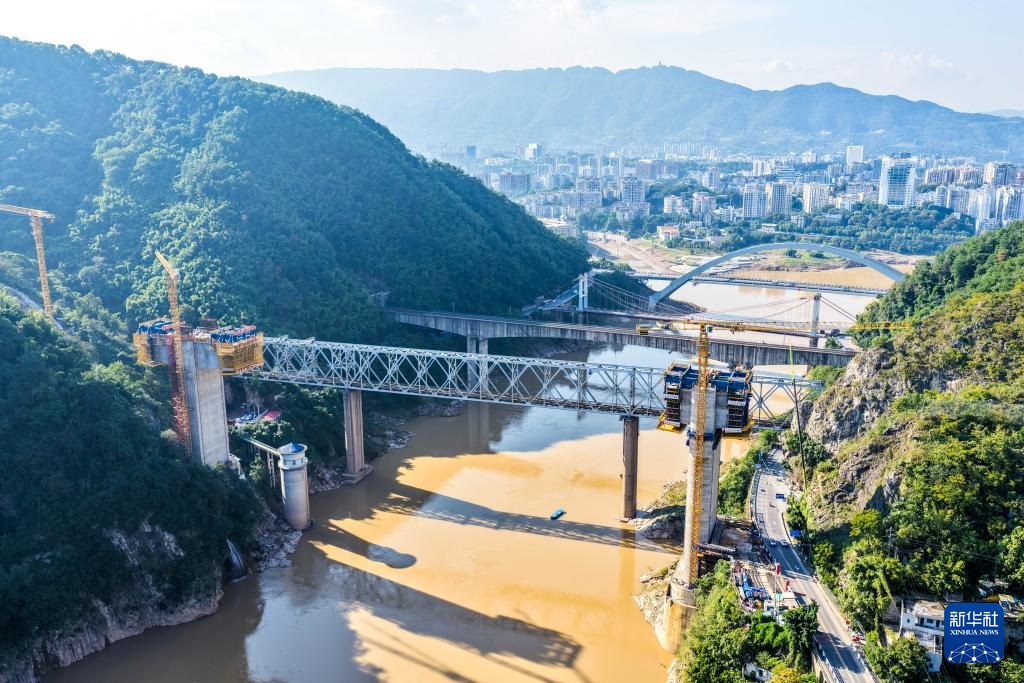 “钢铁巨人”助力西渝高铁桥梁智能化建设