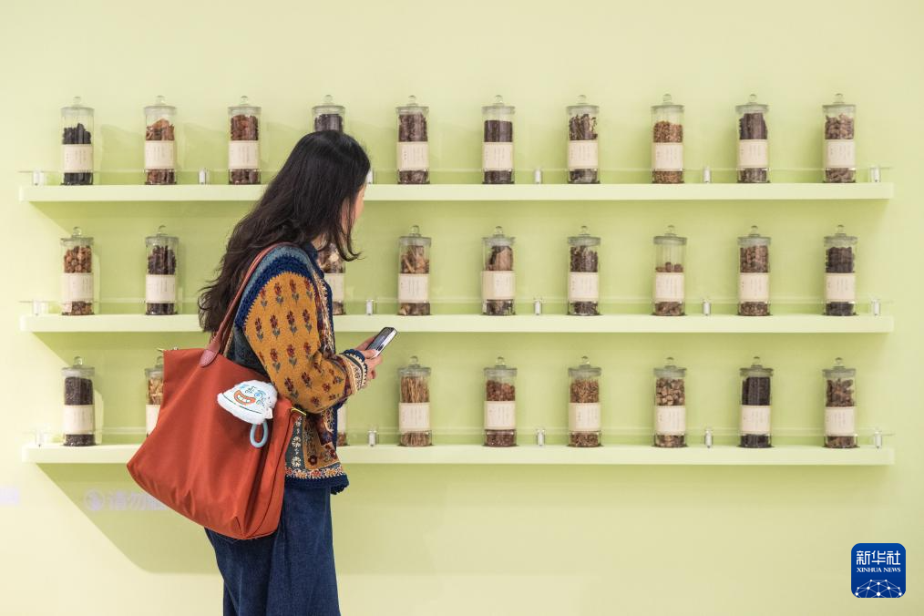 “医脉楚天 典藏万象——2025年中华传统晒书活动暨长江文化典籍阅读季”在武汉开幕