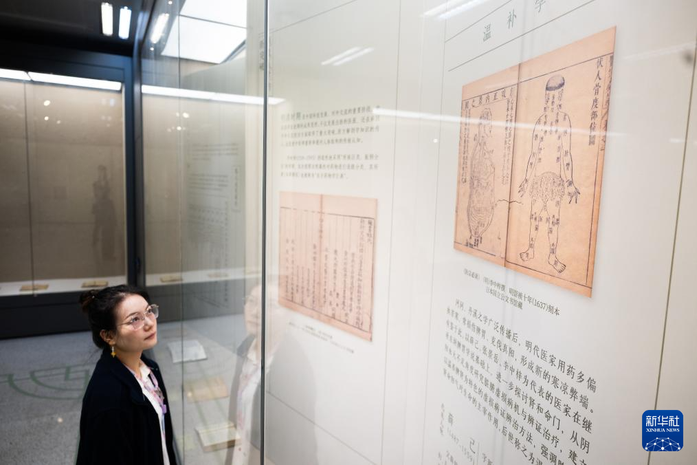 “医脉楚天 典藏万象——2025年中华传统晒书活动暨长江文化典籍阅读季”在武汉开幕