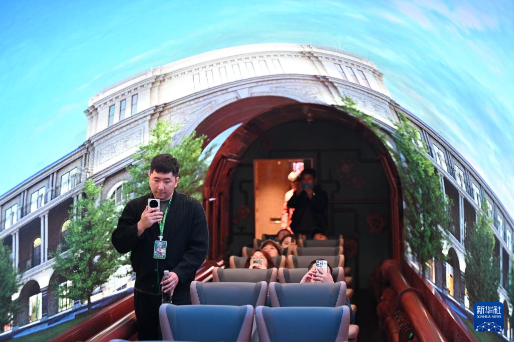 旅游专列“穿越”奇幻时光