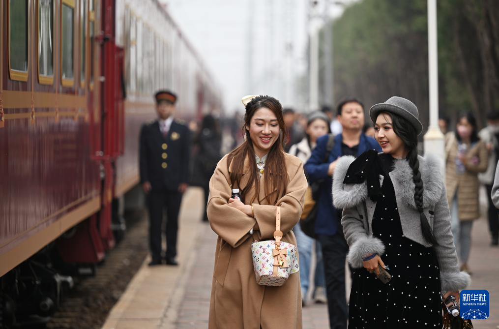 旅游专列“穿越”奇幻时光