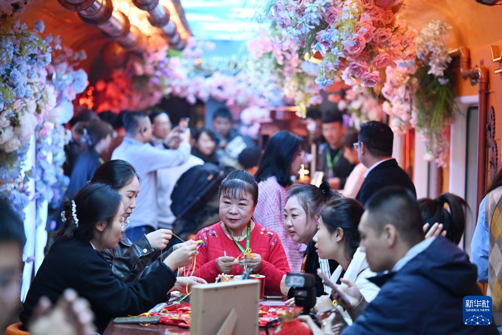 旅游专列“穿越”奇幻时光