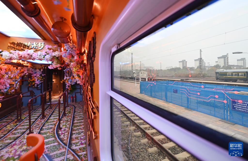 旅游专列“穿越”奇幻时光