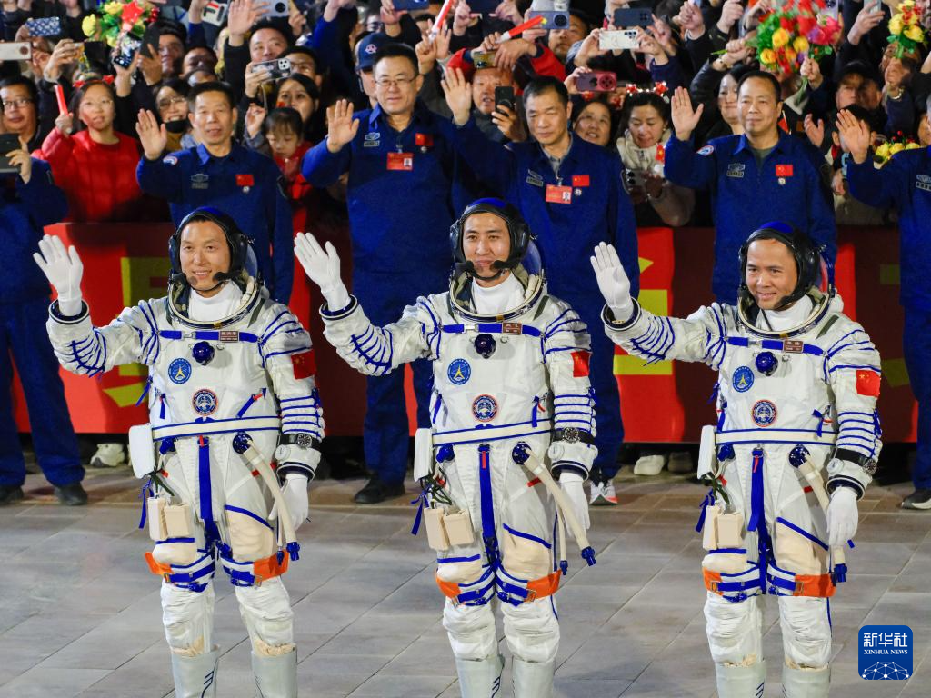 神舟二十一号航天员乘组出征仪式在酒泉卫星发射中心举行