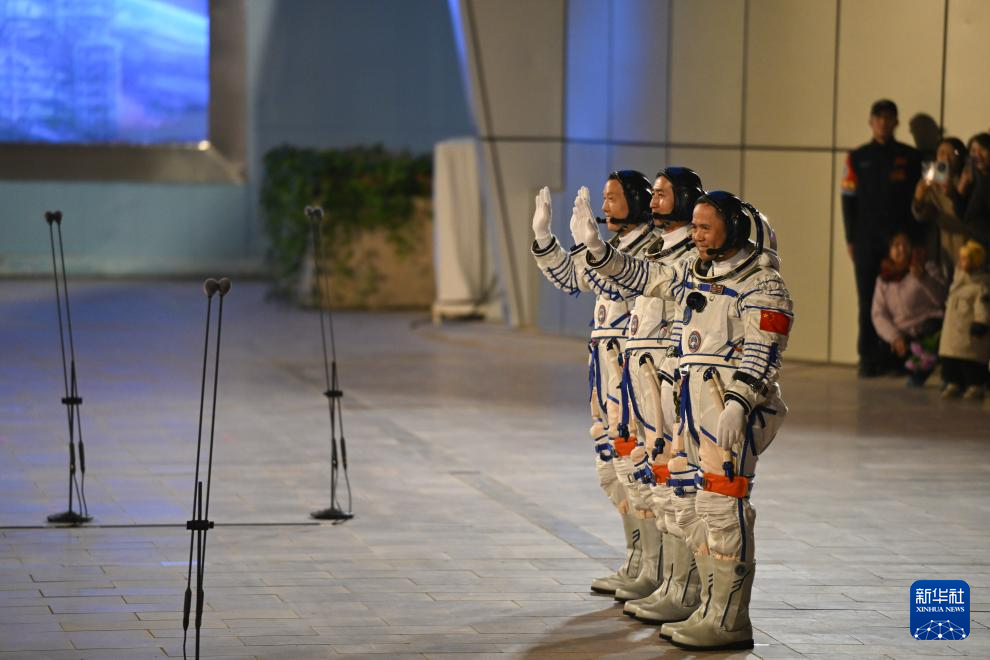 神舟二十一号航天员乘组出征仪式在酒泉卫星发射中心举行