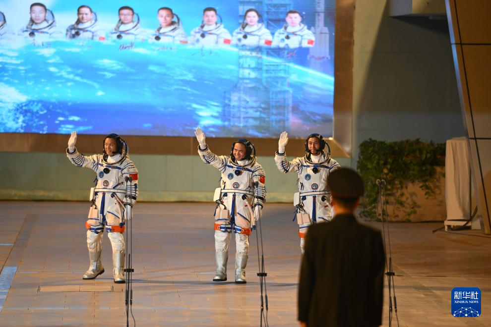 神舟二十一号航天员乘组出征仪式在酒泉卫星发射中心举行