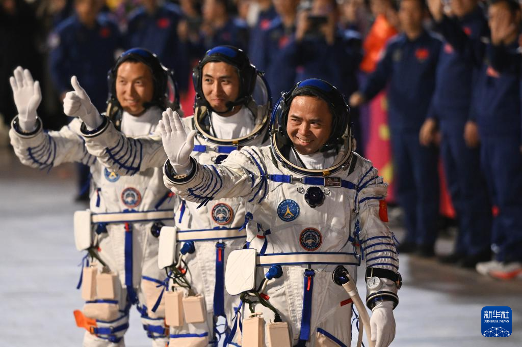 神舟二十一号航天员乘组出征仪式在酒泉卫星发射中心举行