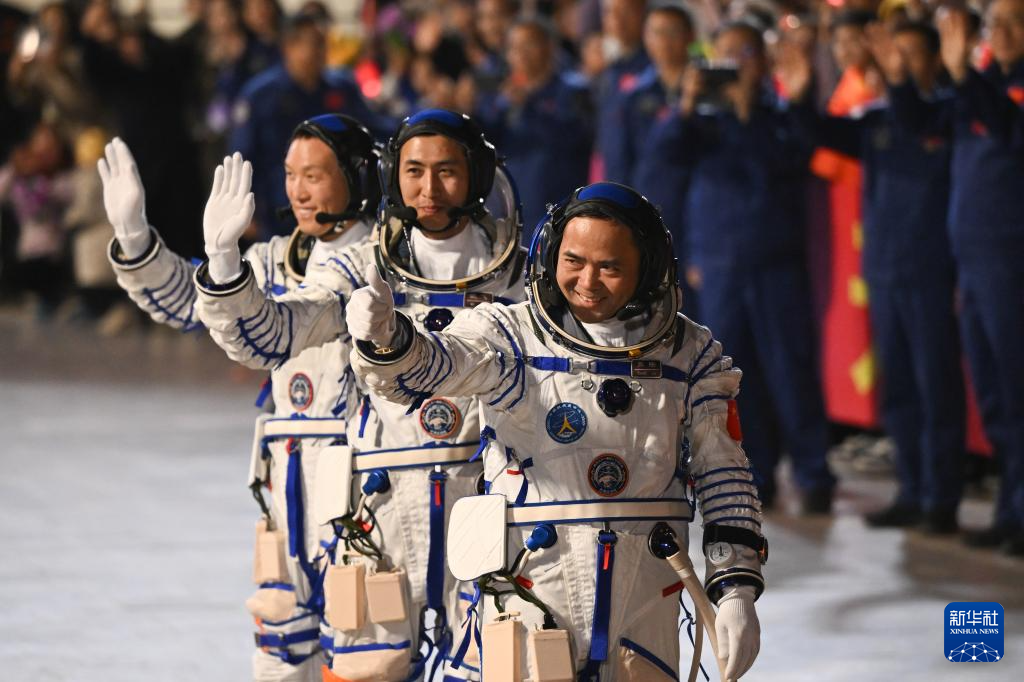 神舟二十一号航天员乘组出征仪式在酒泉卫星发射中心举行