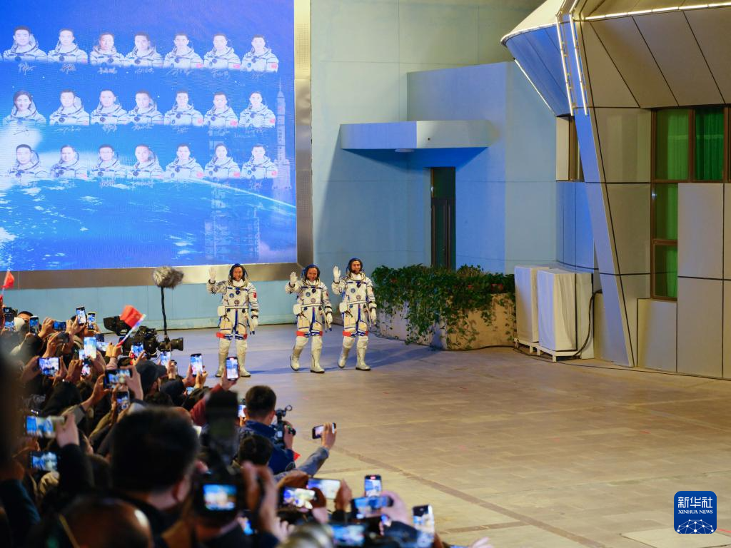 神舟二十一号航天员乘组出征仪式在酒泉卫星发射中心举行