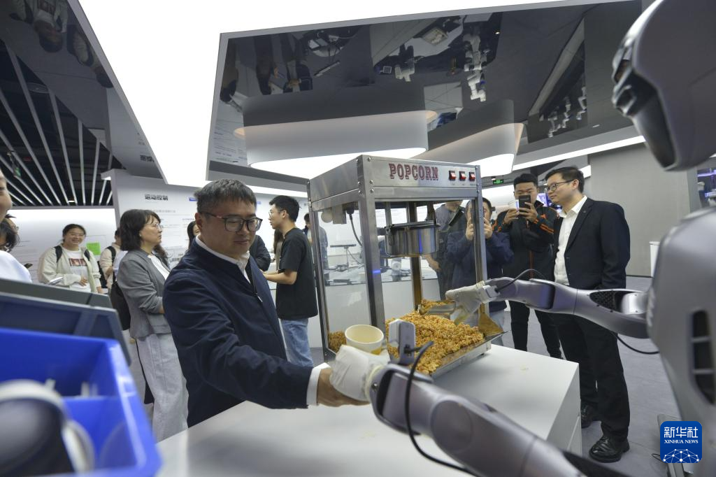 四中全会精神在基层丨记者手记：每周都在迭代！人形机器人为啥进步“神速”？