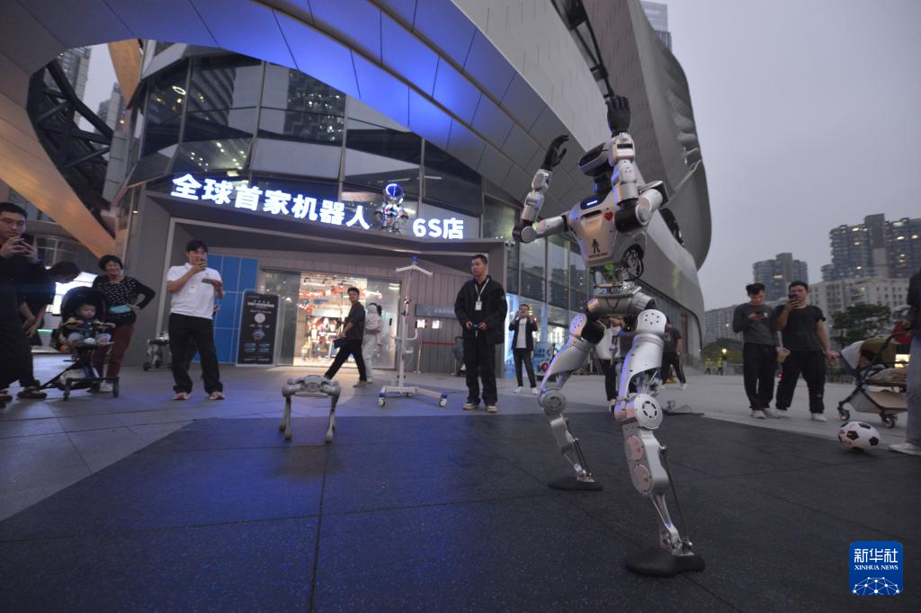 四中全会精神在基层丨记者手记：每周都在迭代！人形机器人为啥进步“神速”？