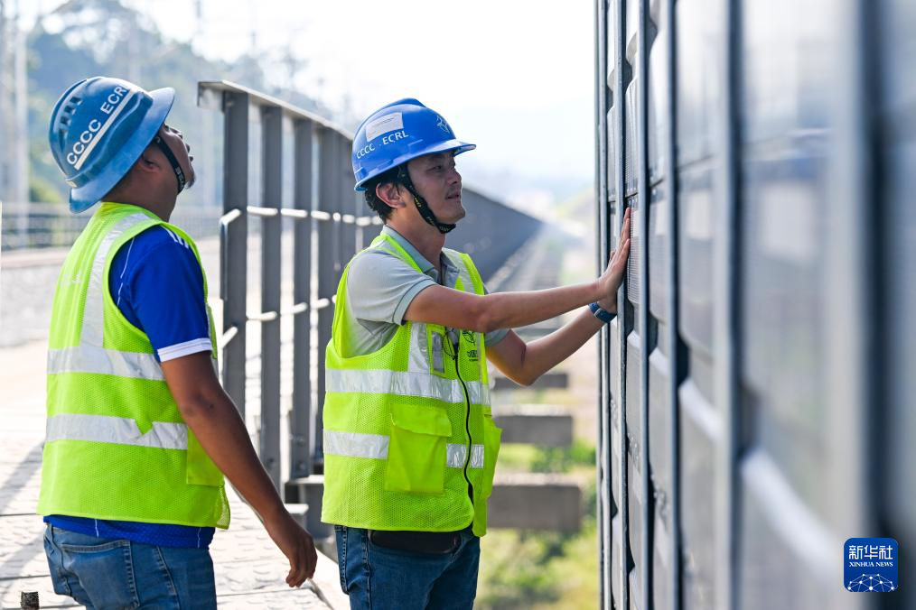 记者手记丨在延伸向未来的铁轨上