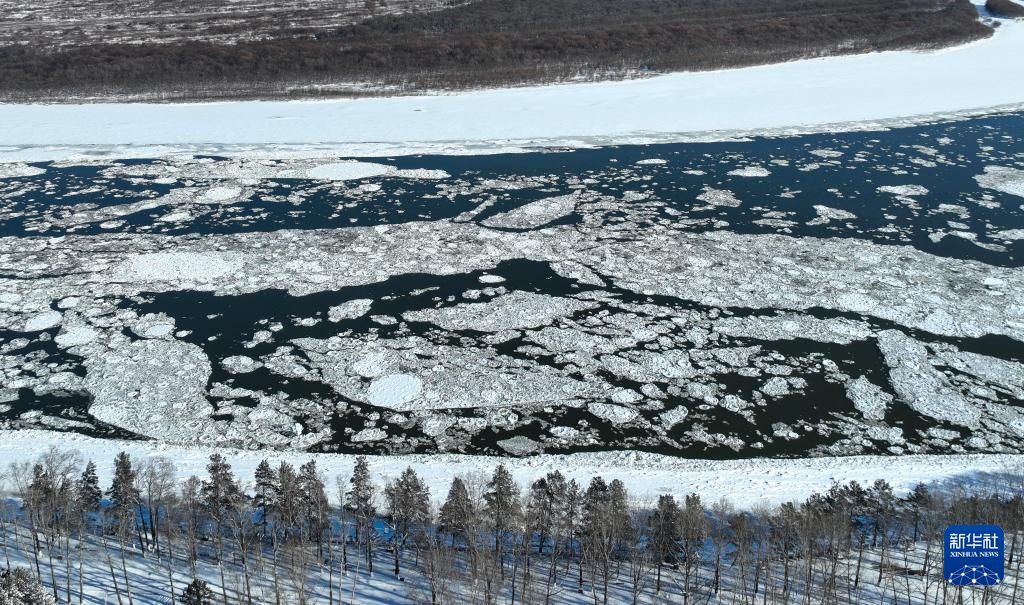黑龙江现“跑冰排”壮景