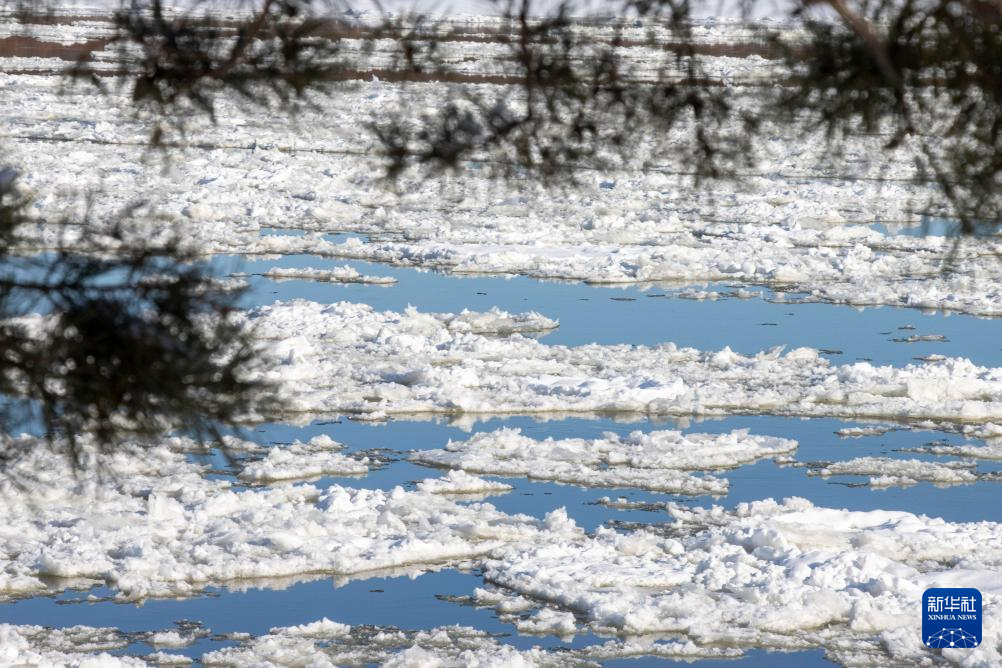 黑龙江现“跑冰排”壮景