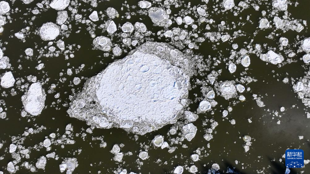 黑龙江现“跑冰排”壮景