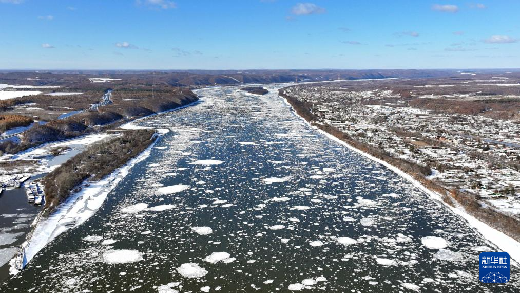 黑龙江现“跑冰排”壮景