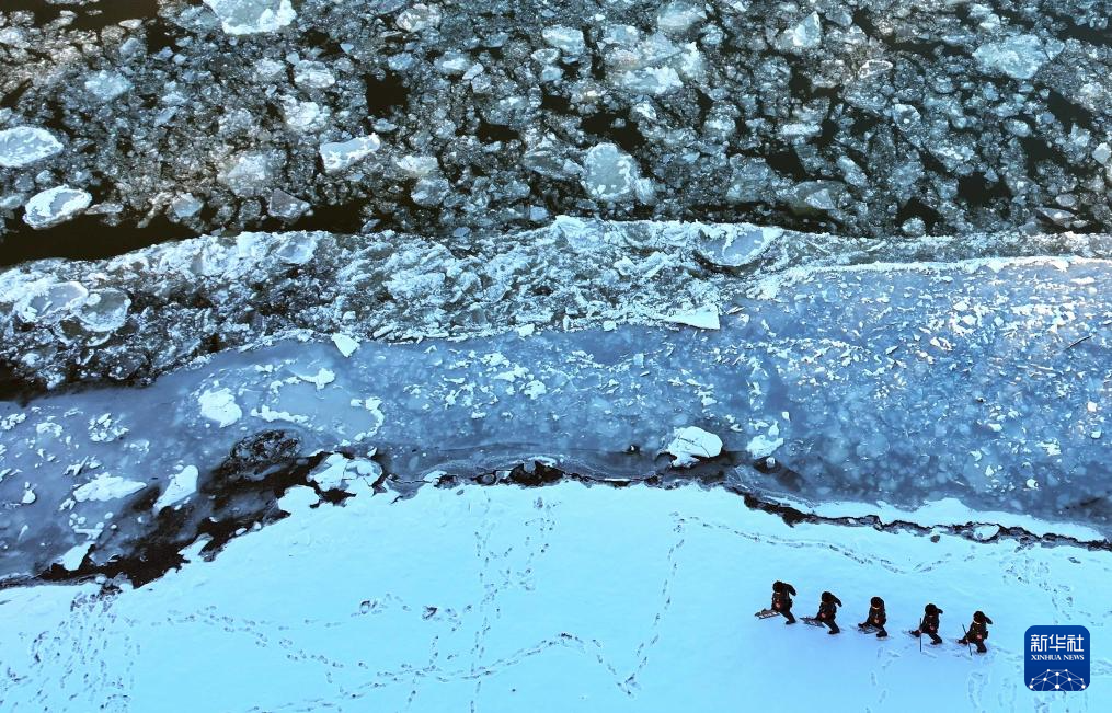 黑龙江现“跑冰排”壮景