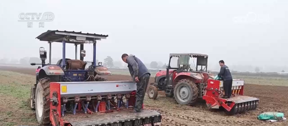 “农机+农技”助力秋收秋种 特色种养殖变身增收致富“金钥匙”